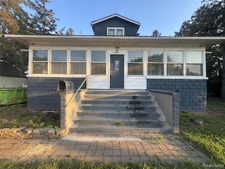 8421 E 10 Mile Rd, Center Line, MI 48015