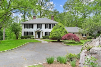 108 Canfield Dr, Stamford, CT 06902