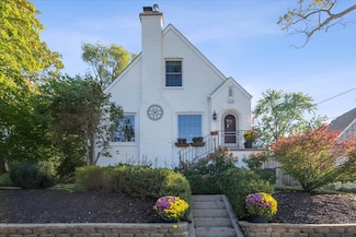 109 W Hillside Ave, Barrington, IL 60010