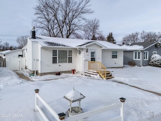 1122 S 19th St, Grand Forks, ND 58201