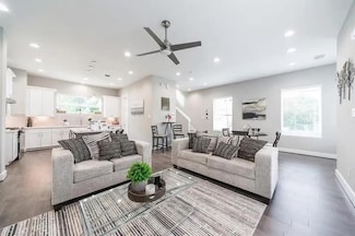1329 Buescher Dr, Houston, TX 77043