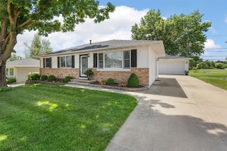 906 29th St NW, Cedar Rapids, IA 52405
