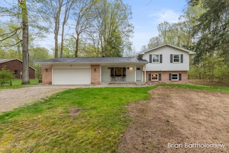 11672 Long Lake Dr NW, Sparta, MI 49345
