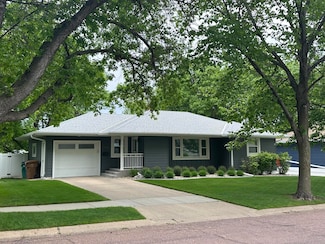 912 W Ash Ave, Mitchell, SD 57301