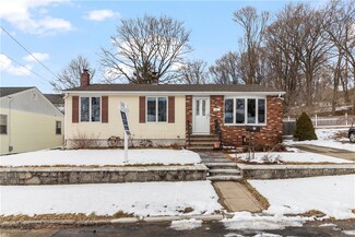 15 Lowell Dr, Rumford, RI 02916