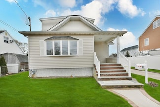 57 Palm St, Lindenhurst, NY 11757