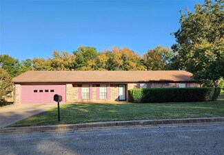 110 Linden Dr, Palestine, TX 75803
