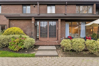 96 Acorn Ponds Dr, Roslyn, NY 11576