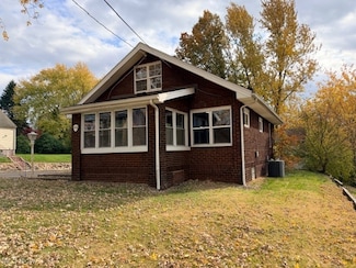 194 E Baird Ave, Barberton, OH 44203