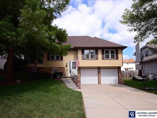 704 Oak Ridge Rd, Papillion, NE 68046