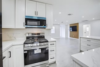 6861 NW 24th St, Sunrise, FL 33313