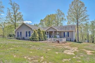 102 Cedar St, Huddleston, VA 24104