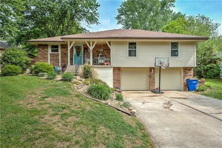 808 SE 15th St, Oak Grove, MO 64075