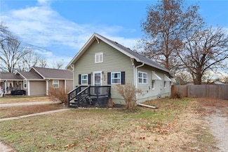 921 Pacific Ave, Osawatomie, KS 66064