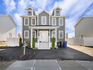 909 Dwelly St, Fall River, MA 02724