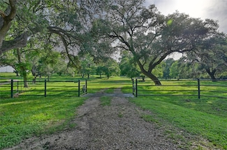 600 Artesian Park Ln, Brenham, TX 77833