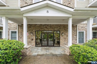 5 Tenakill Park E Unit 110, Cresskill, NJ 07626