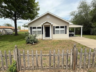 1319 W Jackson St, Bolivar, MO 65613