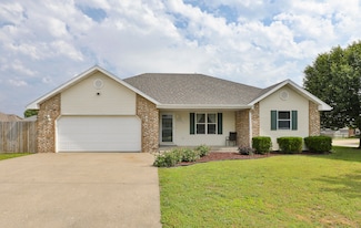 1431 Isdell St, Bolivar, MO 65613