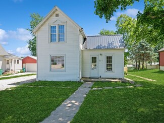321 3rd St S, Coggon, IA 52218