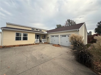 105 Surrey Ln, Arthur, IL 61911