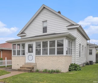 715 W 7th St, Mishawaka, IN 46544