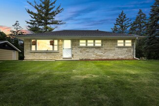 725 S Bobolink Dr, Brookfield, WI 53005