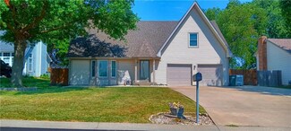 425 Hithergreen Dr, Lansing, KS 66043