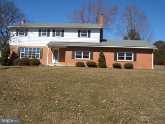 67 Ridge View Dr, Leola, PA 17540