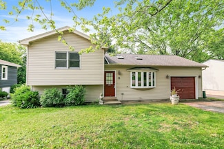 3 Clark Ave, Lake In the Hills, IL 60156