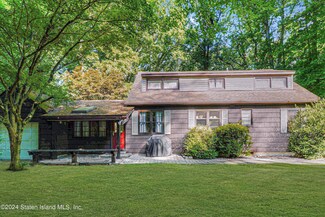 200 London Rd, Staten Island, NY 10306