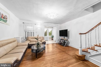 5716 N Front St, Philadelphia, PA 19120