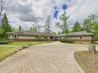 18 Alexandra Dr, Libertyville, IL 60048