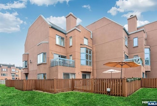 317 Williams Ct, Edgewater, NJ 07020