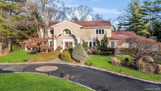 10 Faulkner Ln, Dix Hills, NY 11746