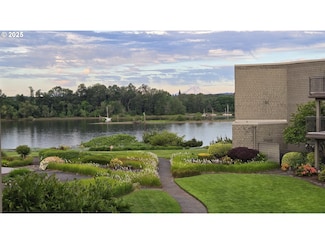 5624 S Riverside Ln Unit 8, Portland, OR 97239