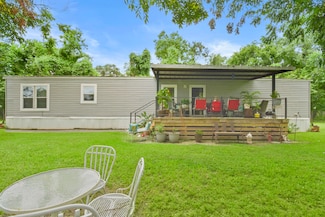 106 N 3rd St, Highlands, TX 77562