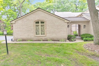 1285 Greenglen Ct, Bloomfield Hills, MI 48304