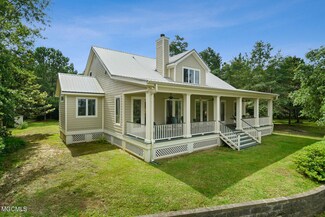5457 Lancaster Ln, Pass Christian, MS 39571