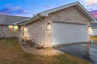 6737 Falcon Dr, Schererville, IN 46375
