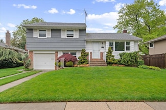 16 Bradley St, Plainview, NY 11803