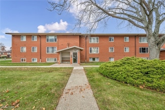 21999 River Oaks Dr Unit F3, Rocky River, OH 44116
