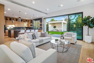 14822 Hesby St, Sherman Oaks, CA 91403
