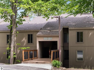 11276 S Cottonwood Dr, Traverse City, MI 49684