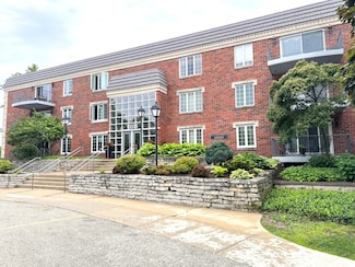13335 Watertown Plank Rd Unit 309, Elm Grove, WI 53122