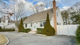 4 N Westbury Rd, Hampton Bays, NY 11946