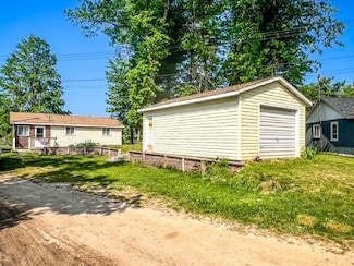 2657 Oak St, Harrison, MI 48625