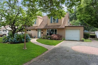 341 Pin Oak Ln, Westbury, NY 11590