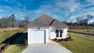 2 Crossing Ct W, Valley, AL 36854