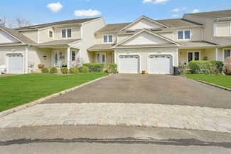 32 Lindbergh Cir, Huntington, NY 11743